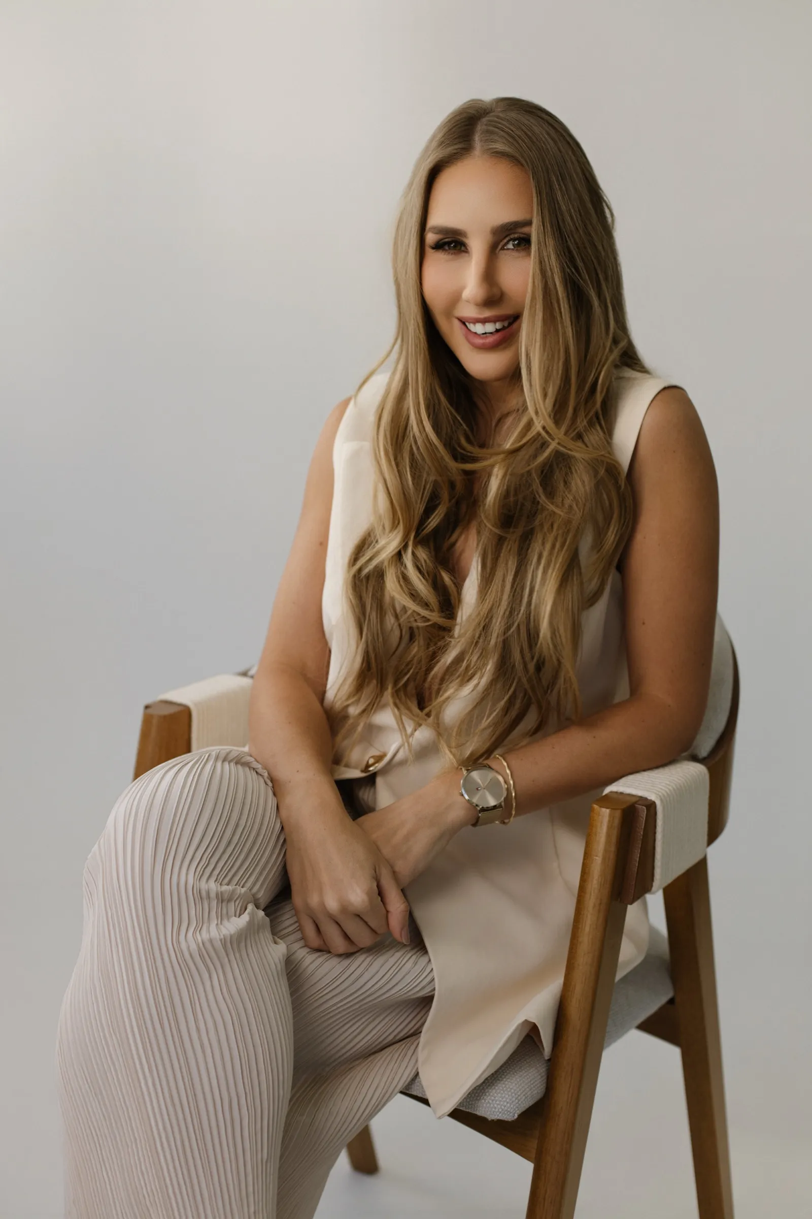 Dra. Rayana Deschamps sentada, sorrindo