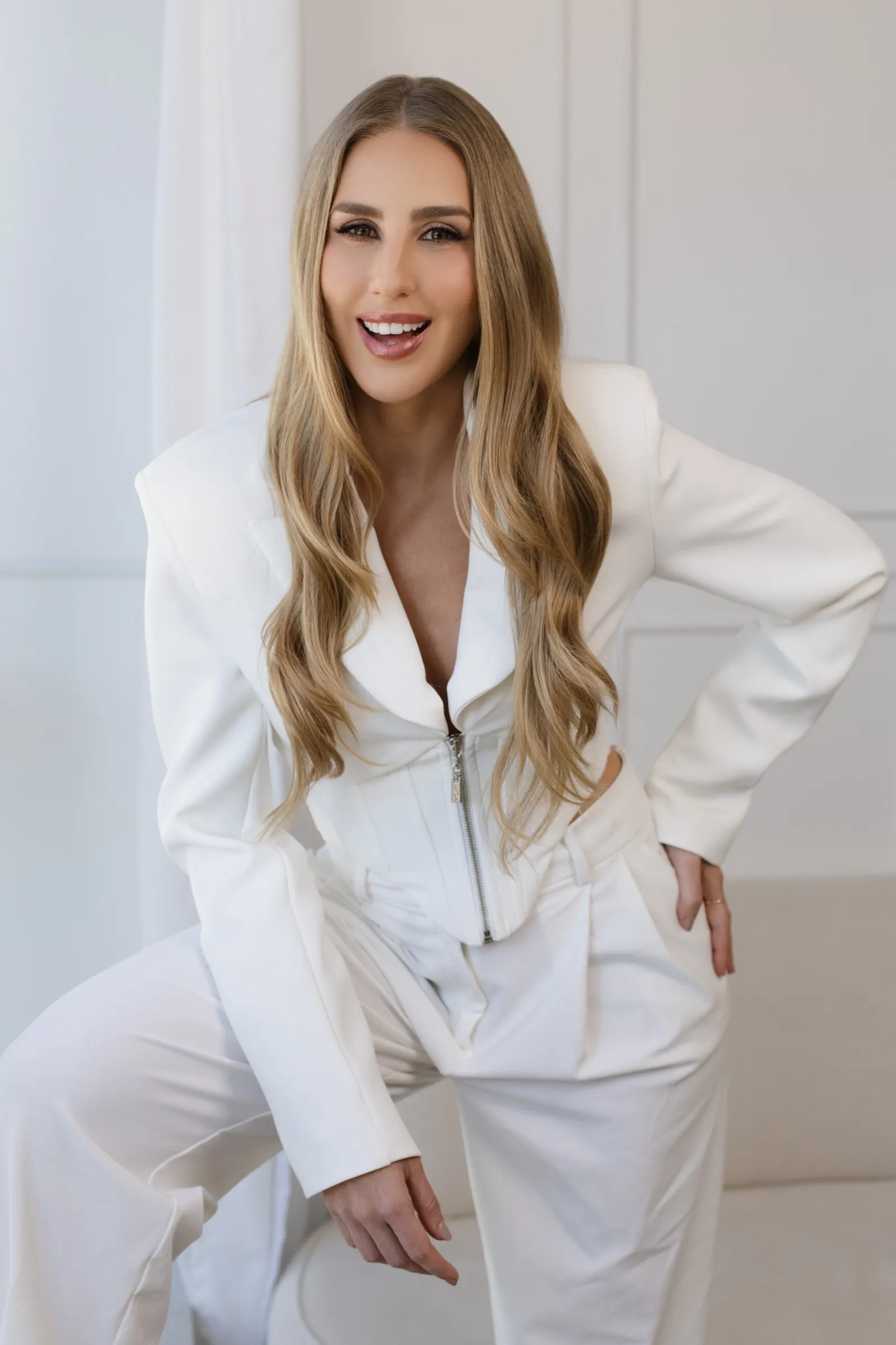 Dra. Rayana Deschamps de terno branco, sorrindo